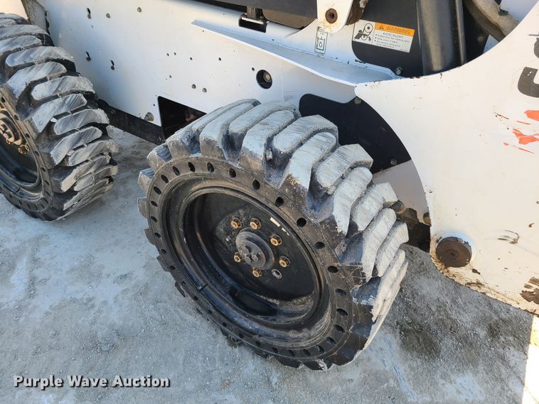 image for item IQ9098 2002 Bobcat S250  skid steer loader