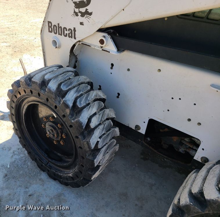 image for item IQ9098 2002 Bobcat S250  skid steer loader