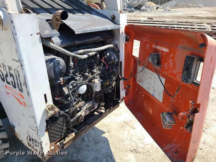image for item IQ9098 2002 Bobcat S250  skid steer loader
