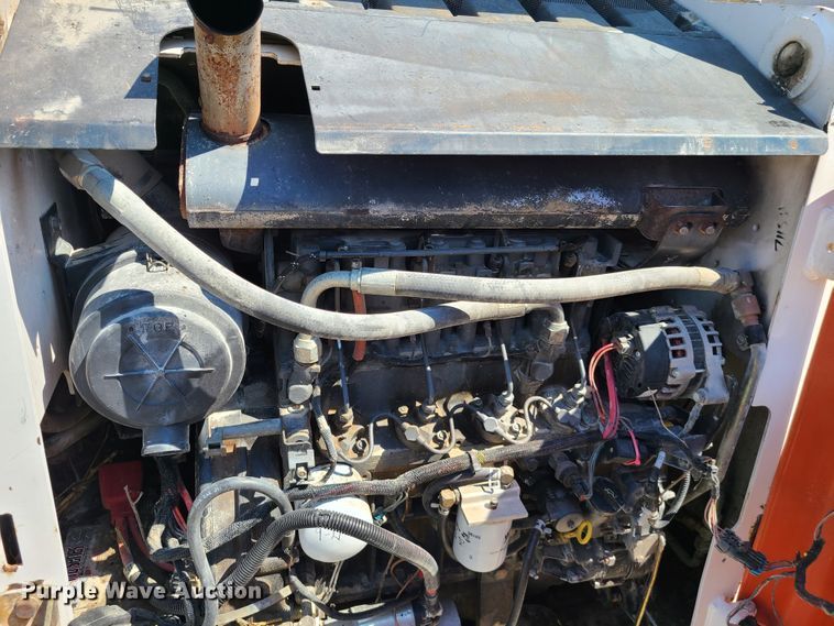 image for item IQ9098 2002 Bobcat S250  skid steer loader