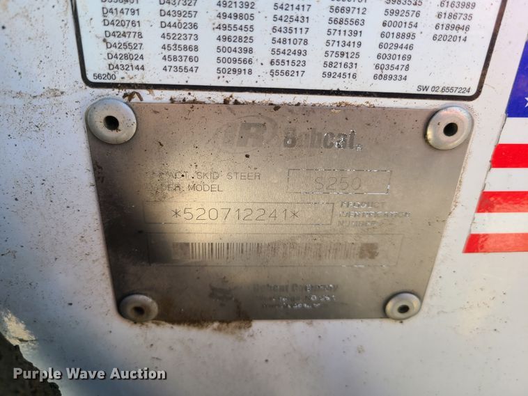 image for item IQ9098 2002 Bobcat S250  skid steer loader