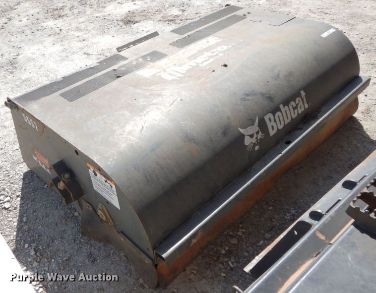 image for item IX9435 Bobcat 72  skid steer broom