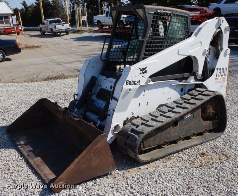image for item IX9465 2004 Bobcat T300  tracked skid steer loader