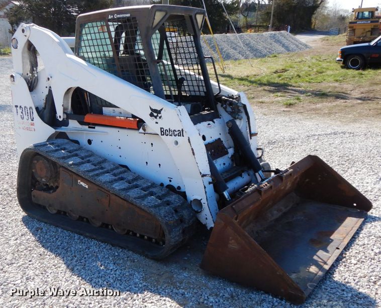 image for item IX9465 2004 Bobcat T300  tracked skid steer loader