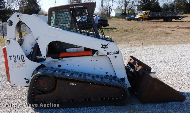 image for item IX9465 2004 Bobcat T300  tracked skid steer loader