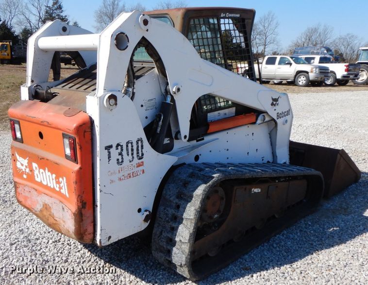 image for item IX9465 2004 Bobcat T300  tracked skid steer loader