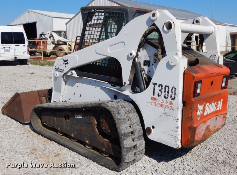 image for item IX9465 2004 Bobcat T300  tracked skid steer loader