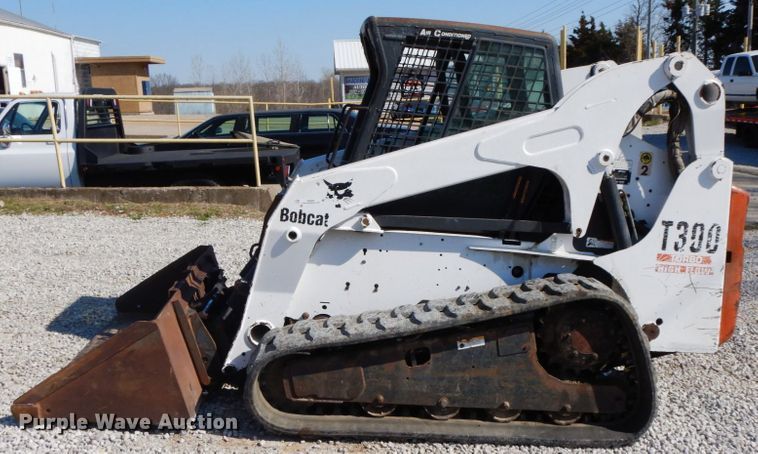 image for item IX9465 2004 Bobcat T300  tracked skid steer loader