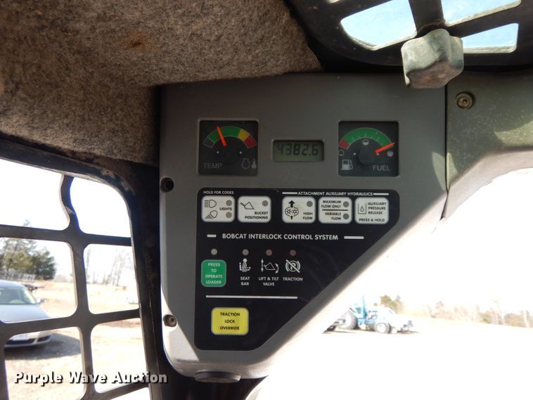 image for item IX9465 2004 Bobcat T300  tracked skid steer loader