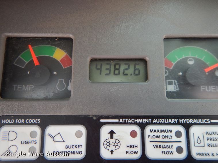 image for item IX9465 2004 Bobcat T300  tracked skid steer loader