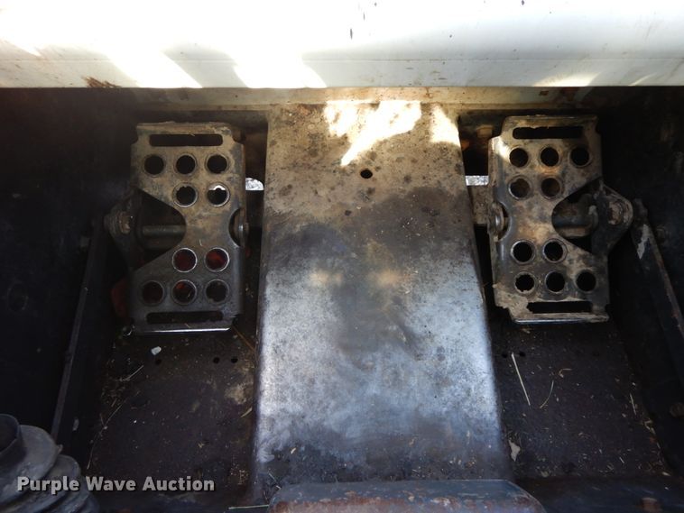 image for item IX9465 2004 Bobcat T300  tracked skid steer loader