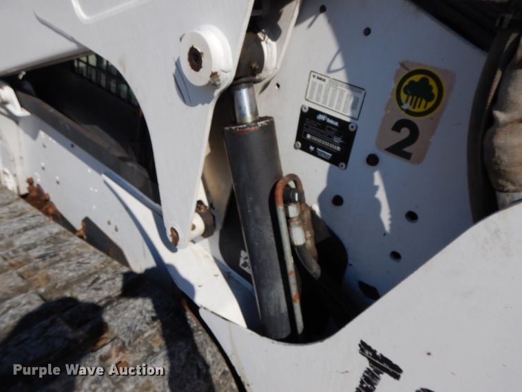 image for item IX9465 2004 Bobcat T300  tracked skid steer loader