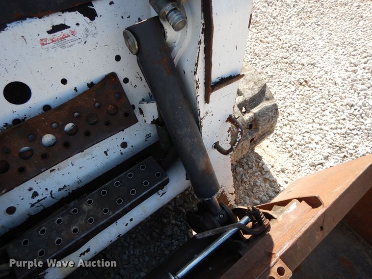 image for item IX9465 2004 Bobcat T300  tracked skid steer loader