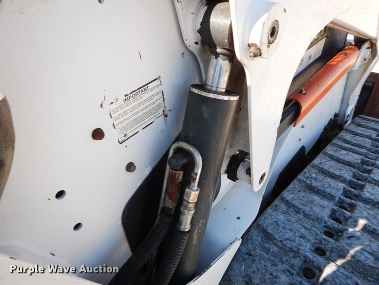 image for item IX9465 2004 Bobcat T300  tracked skid steer loader