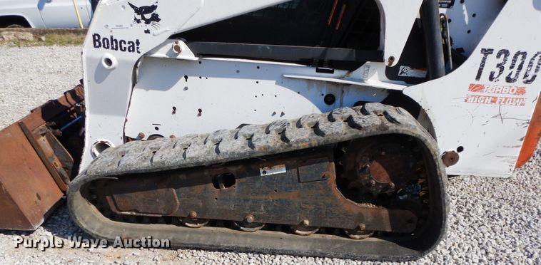 image for item IX9465 2004 Bobcat T300  tracked skid steer loader