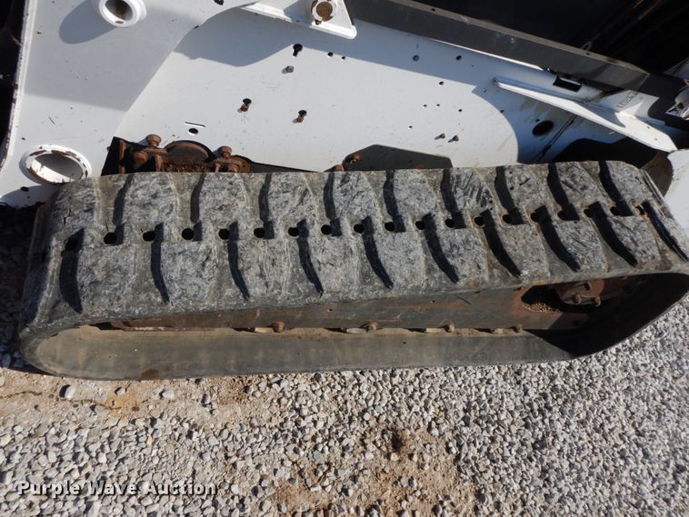 image for item IX9465 2004 Bobcat T300  tracked skid steer loader