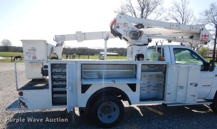 image for item IX9477 2003 Ford F450 Super Duty XL  bucket truck