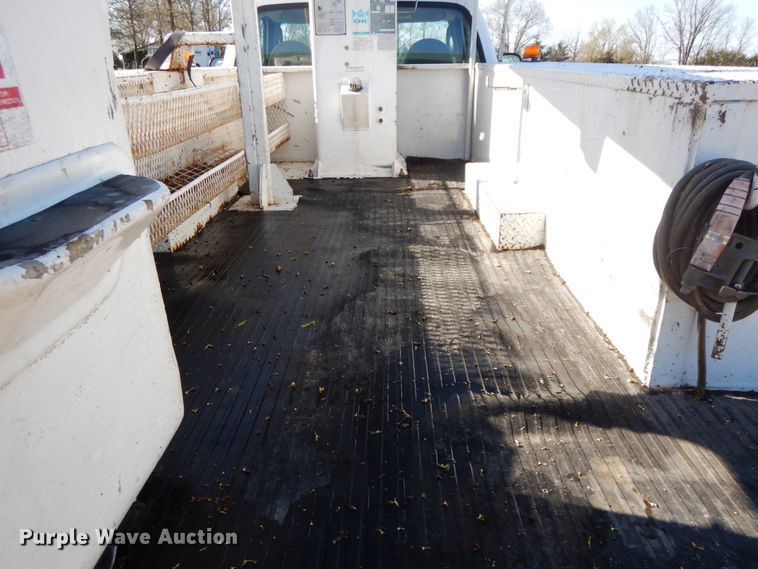 image for item IX9477 2003 Ford F450 Super Duty XL  bucket truck