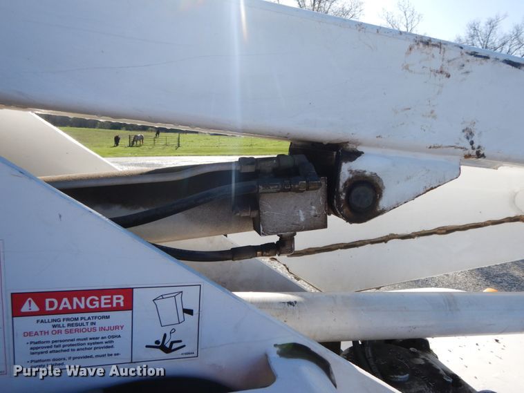 image for item IX9477 2003 Ford F450 Super Duty XL  bucket truck