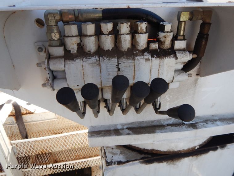 image for item IX9477 2003 Ford F450 Super Duty XL  bucket truck