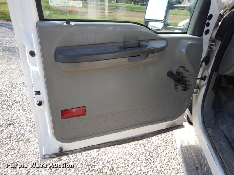 image for item IX9477 2003 Ford F450 Super Duty XL  bucket truck