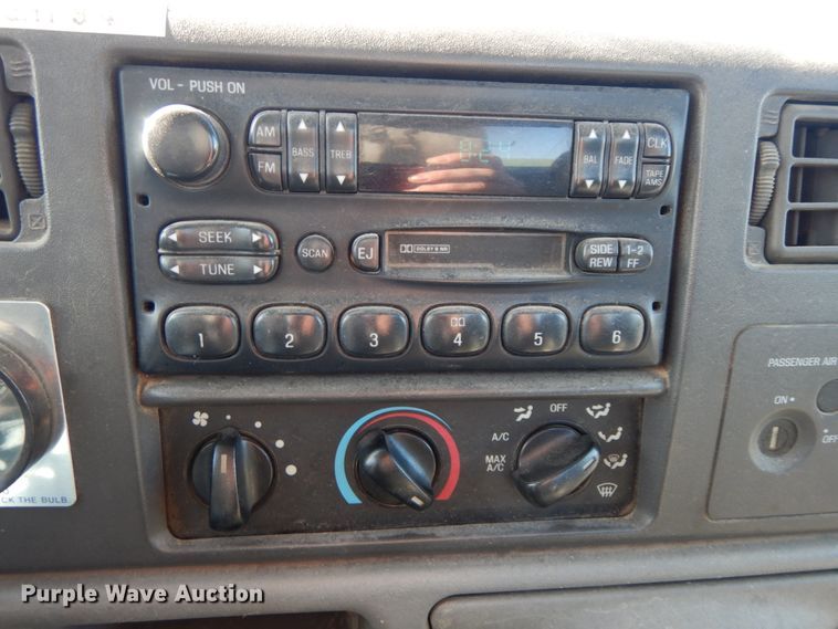 image for item IX9477 2003 Ford F450 Super Duty XL  bucket truck