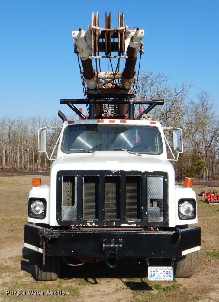 image for item IY9431 1982 International F2654  pulling unit