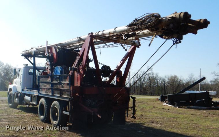 image for item IY9431 1982 International F2654  pulling unit