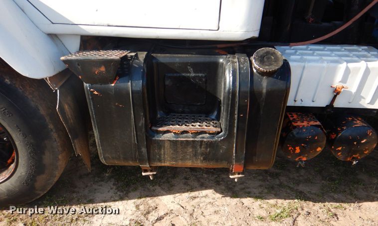 image for item IY9431 1982 International F2654  pulling unit