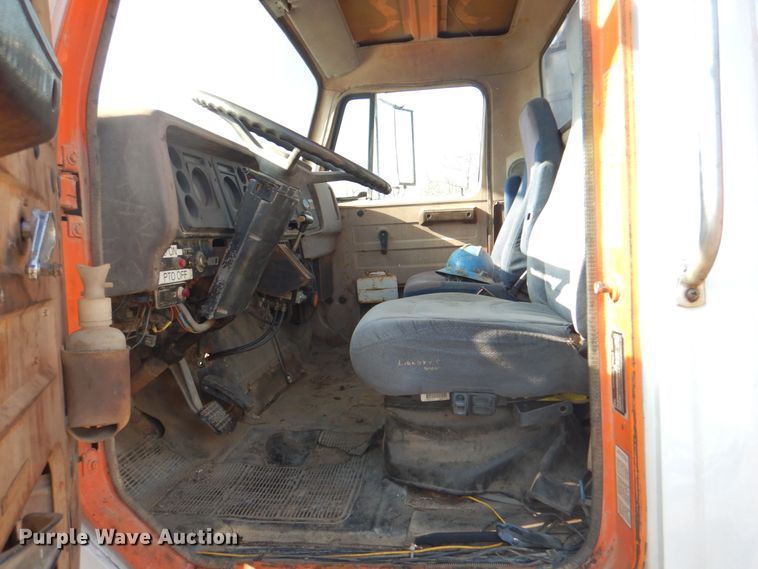 image for item IY9431 1982 International F2654  pulling unit