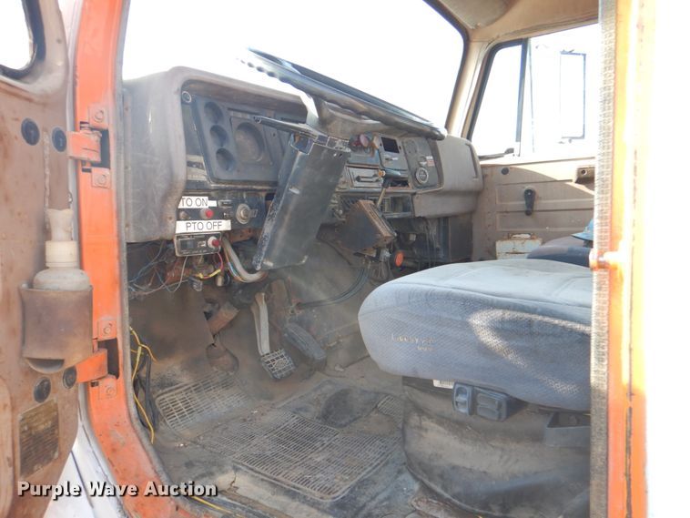 image for item IY9431 1982 International F2654  pulling unit