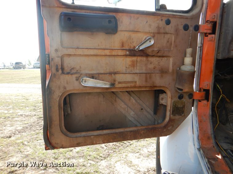 image for item IY9431 1982 International F2654  pulling unit