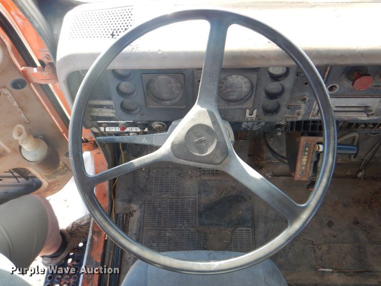 image for item IY9431 1982 International F2654  pulling unit