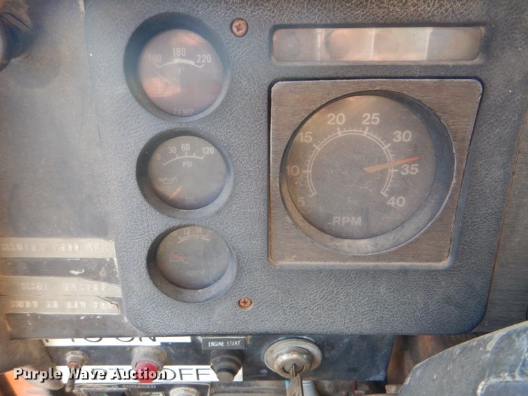 image for item IY9431 1982 International F2654  pulling unit