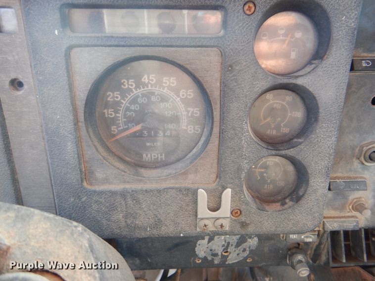 image for item IY9431 1982 International F2654  pulling unit