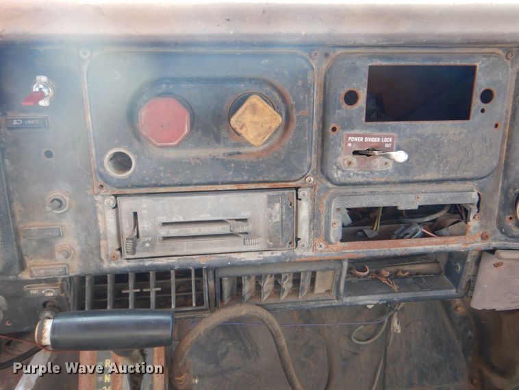 image for item IY9431 1982 International F2654  pulling unit