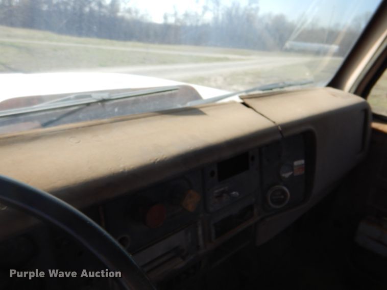 image for item IY9431 1982 International F2654  pulling unit