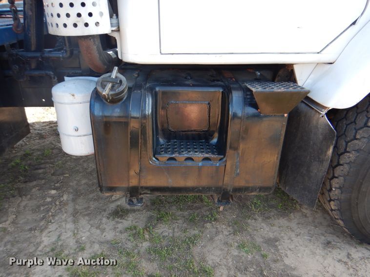 image for item IY9431 1982 International F2654  pulling unit