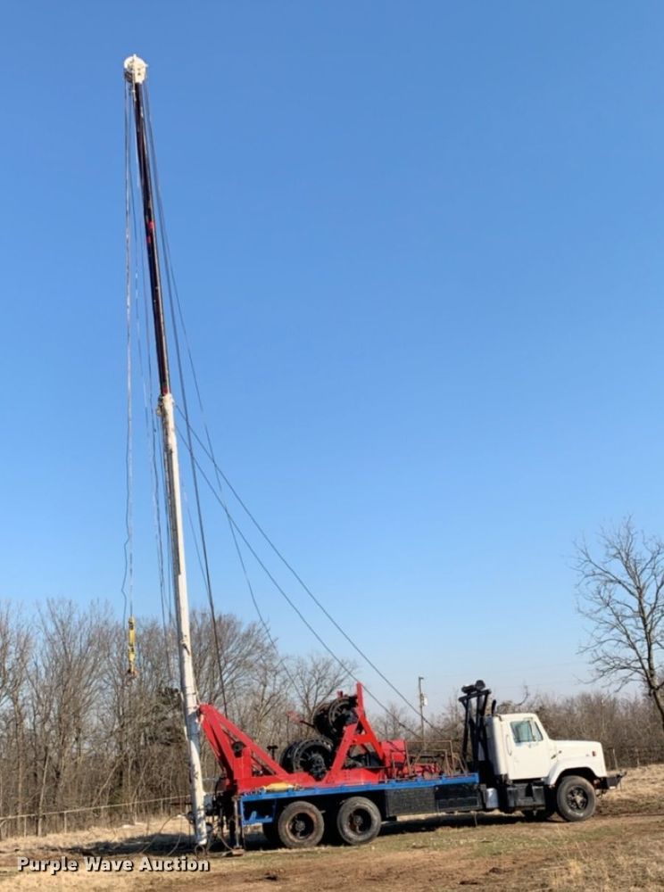 image for item IY9431 1982 International F2654  pulling unit