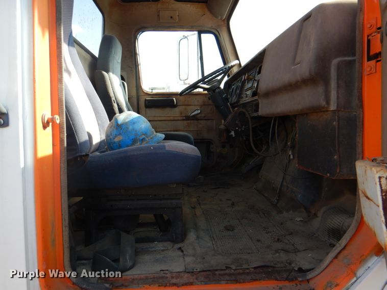 image for item IY9431 1982 International F2654  pulling unit