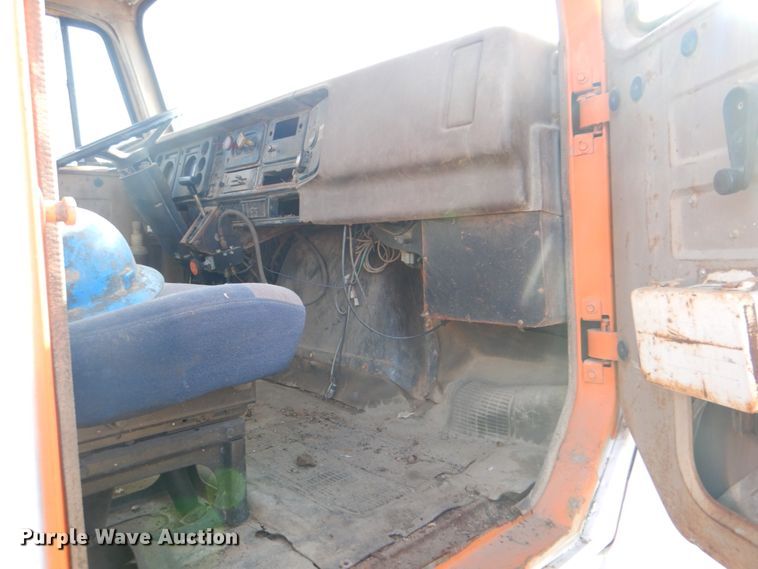 image for item IY9431 1982 International F2654  pulling unit