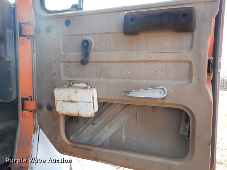 image for item IY9431 1982 International F2654  pulling unit