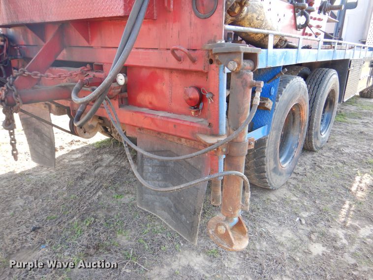 image for item IY9431 1982 International F2654  pulling unit