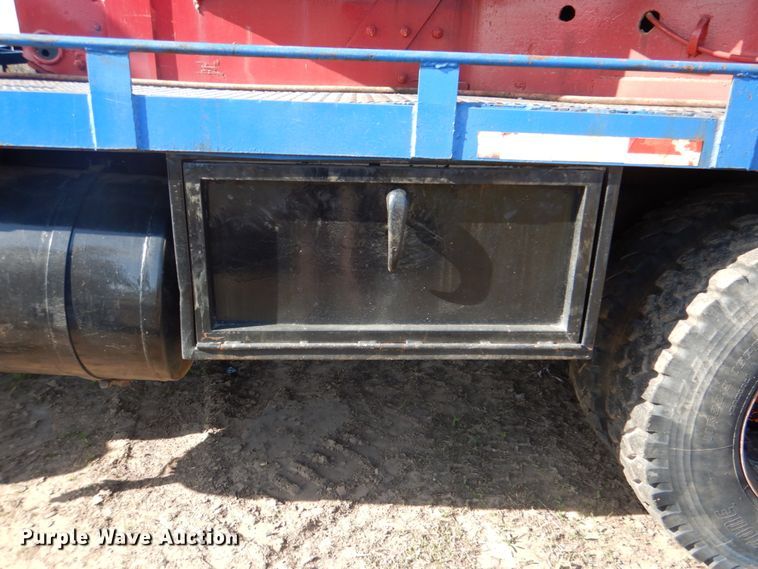 image for item IY9431 1982 International F2654  pulling unit