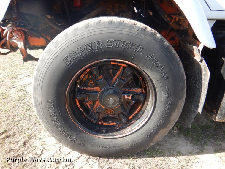 image for item IY9431 1982 International F2654  pulling unit