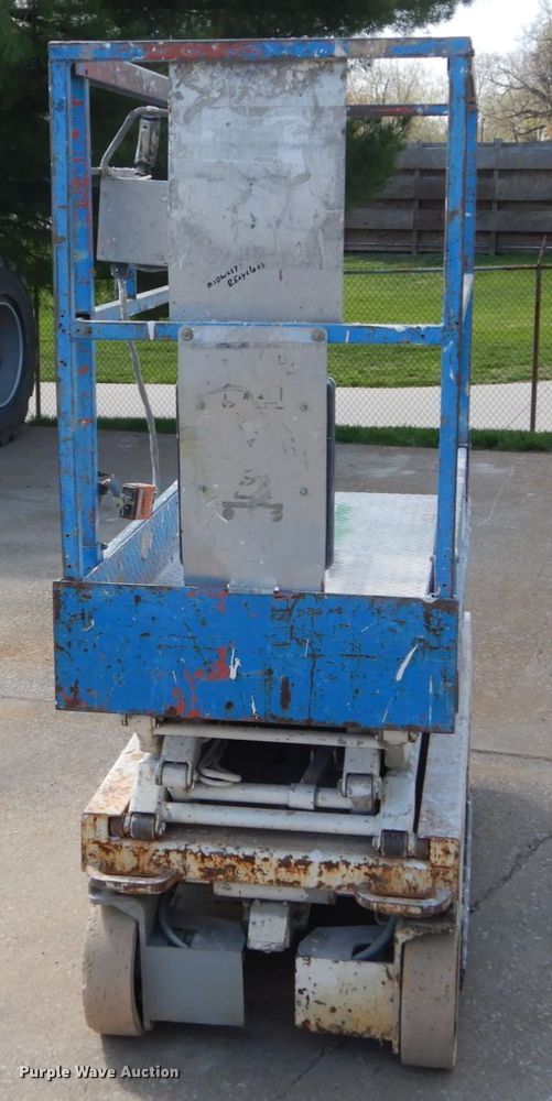 image for item IY9569 2001 Sky Jack SJ III 3015  scissor lift