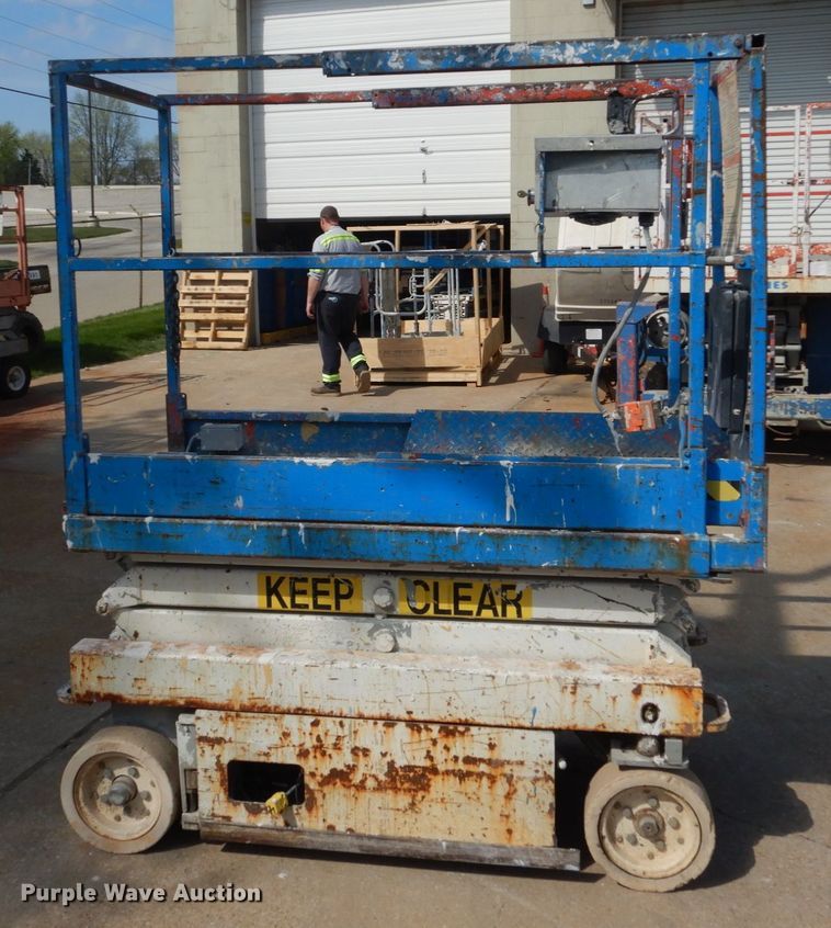 image for item IY9569 2001 Sky Jack SJ III 3015  scissor lift