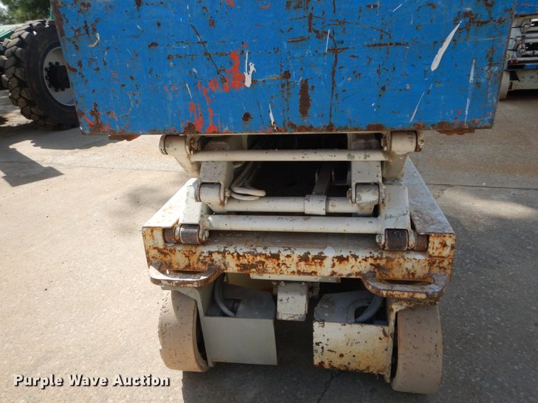 image for item IY9569 2001 Sky Jack SJ III 3015  scissor lift