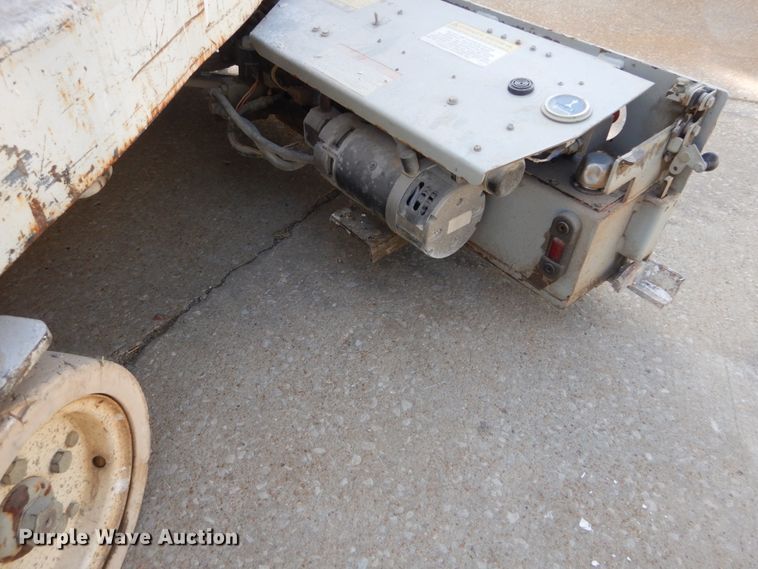 image for item IY9569 2001 Sky Jack SJ III 3015  scissor lift