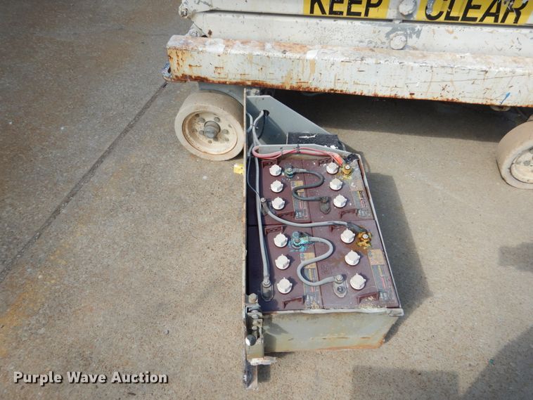 image for item IY9569 2001 Sky Jack SJ III 3015  scissor lift